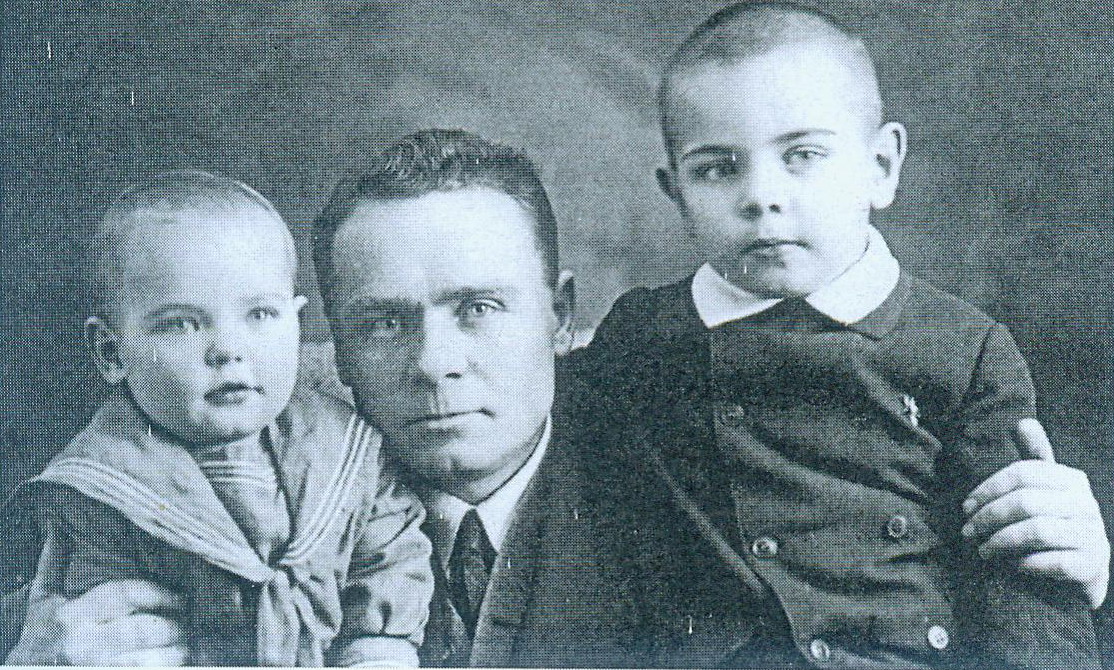 А.Р. Жебрак с сыновьями Эдуардом и Борисом (1936; фото из архива М.П. Солнцевой). Источник иллюстрации: Путь жизни Антона Романовича Жебрака / [составитель М. П. Солнцева ; под редакцией Л. В. Хотылевой, А. В. Кильчевского, Н. В. Токарева]. – Минск, 2017. – С. 19..