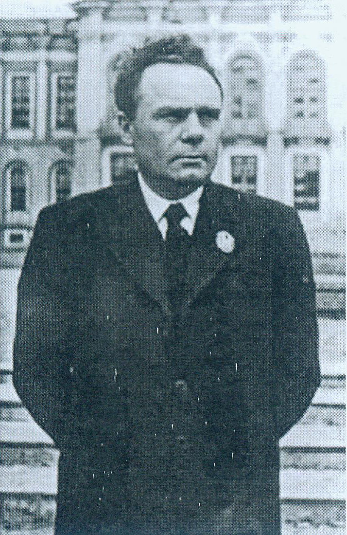 А.Р. Жебрак на фоне Тимирязевки после вручения Большой серебряной медали Всесоюзной сельскохозяйственной выставки (1940: фото из архива М.П. Солнцевой). Источник иллюстрации: Путь жизни Антона Романовича Жебрака / [составитель М. П. Солнцева ; под редакцией Л. В. Хотылевой, А. В. Кильчевского, Н. В. Токарева]. – Минск, 2017. – С. 32.