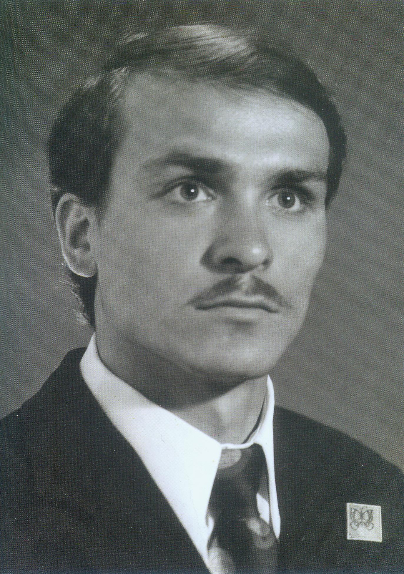 Алескь Каско – першакурснік БрДПІ імя А.С. Пушкіна (1968). Крыніца ілюстрацыі: Алесь Каско : біябібліяграфічны паказальнік / УК "Абласная бібліятэка імя М. Горкага" ; [складальнікі: Т. С. Кавенька, І. І. Жэлянгоўская ; пад рэдакцыяй А. М. Мяснянкінай, В. А. Гарбачэўскай]. – Брэст, 2013. – С. 3 уклейкі паміж с. 84–85.