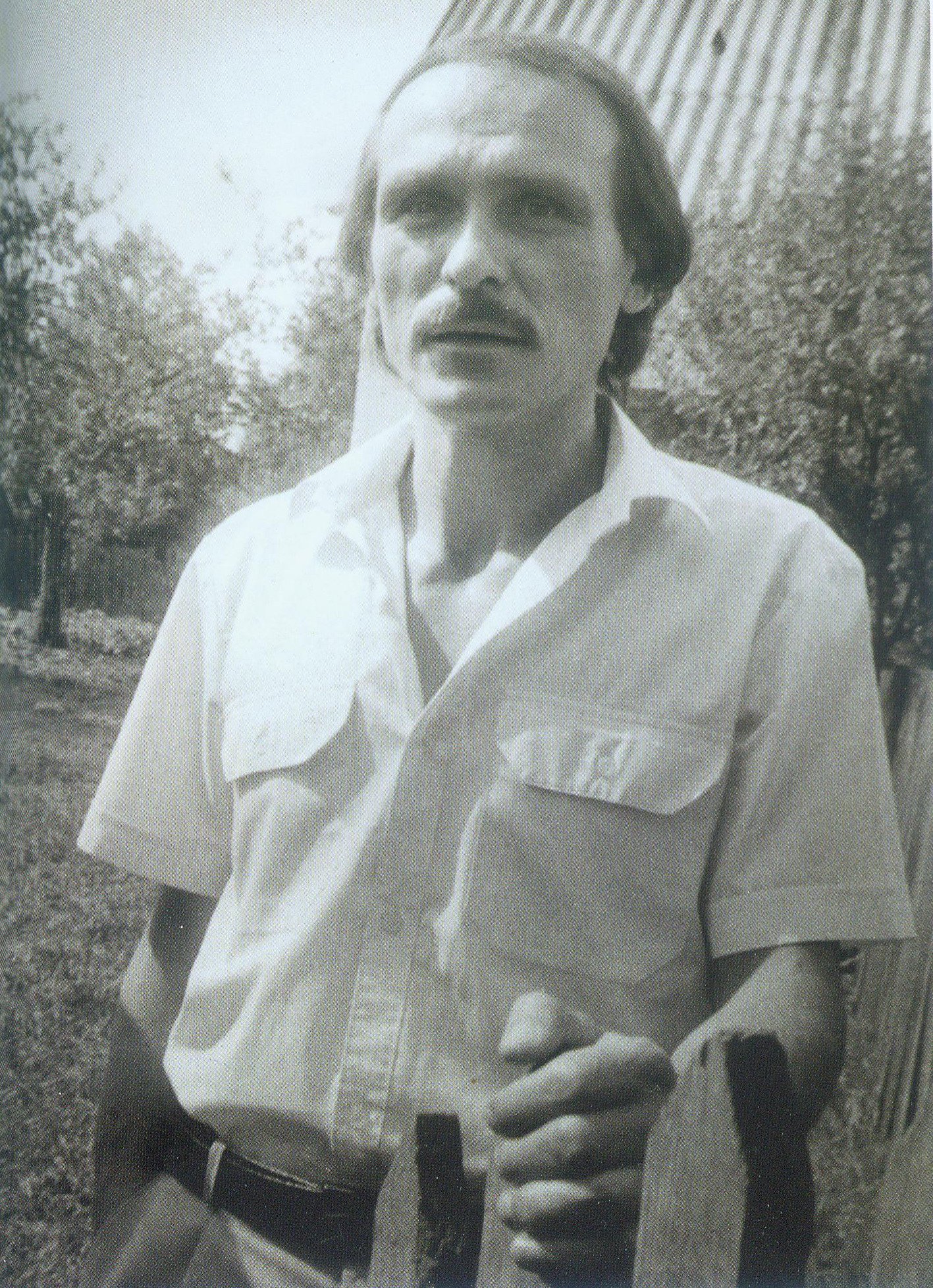 Алесь Каско ля родных веснічак (канец 1990-х гг.). Крыніца ілюстрацыі: Алесь Каско : біябібліяграфічны паказальнік / УК "Абласная бібліятэка імя М. Горкага" ; [складальнікі: Т. С. Кавенька, І. І. Жэлянгоўская ; пад рэдакцыяй А. М. Мяснянкінай, В. А. Гарбачэўскай]. – Брэст, 2013. – С. 11 уклейкі паміж с. 84–85.