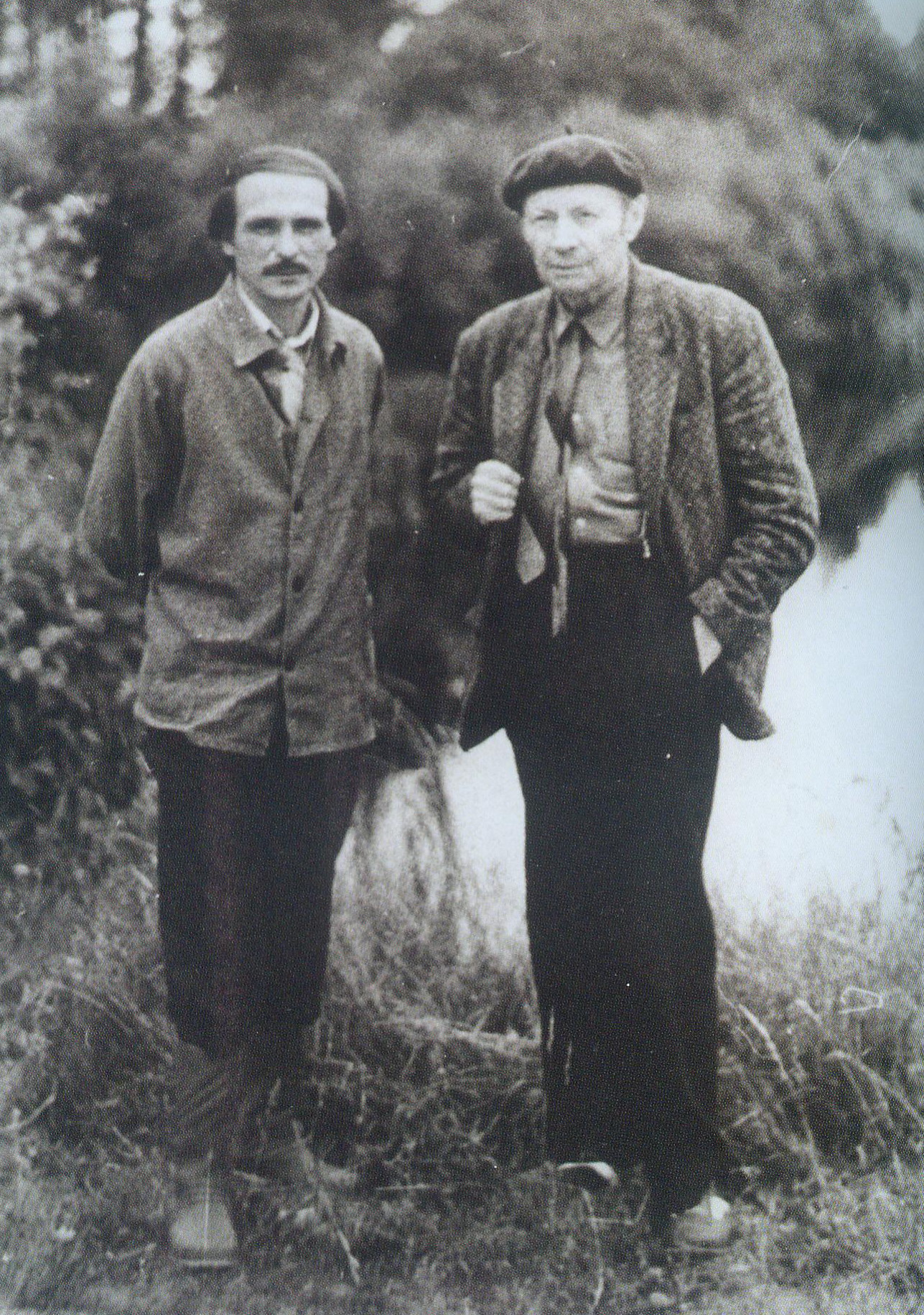 Алесь Каско і Уладзімір Калеснік (сярэдзіна 1990-х гг.). Крыніца ілюстрацыі: Алесь Каско : біябібліяграфічны паказальнік / УК "Абласная бібліятэка імя М. Горкага" ; [складальнікі: Т. С. Кавенька, І. І. Жэлянгоўская ; пад рэдакцыяй А. М. Мяснянкінай, В. А. Гарбачэўскай]. – Брэст, 2013. – С. 12 уклейкі паміж с. 84–85.