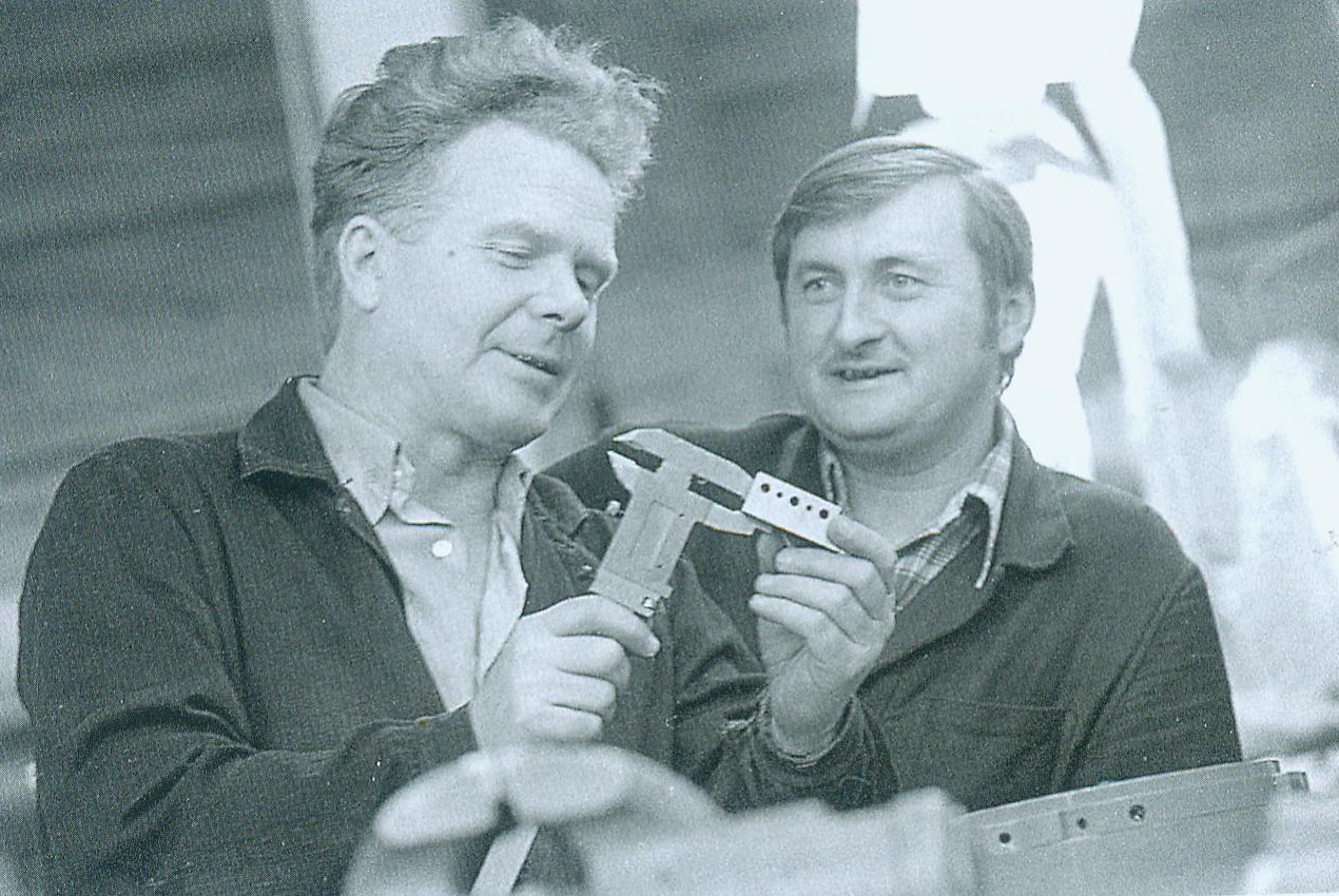 Герой Социалистического Труда, слесарь-инструментальщик В.В. Заблоцкий (слева) и бригадир Г.А. Саломейко (1979). Источник иллюстрации: Символ времени : к 50-летию ОАО "Интеграл" — управляющая компания холдинга "Интеграл" / [текст: Н. А. Галко ; фото: А. Кренть и др.]. – Минск, 2013. – С. 32.