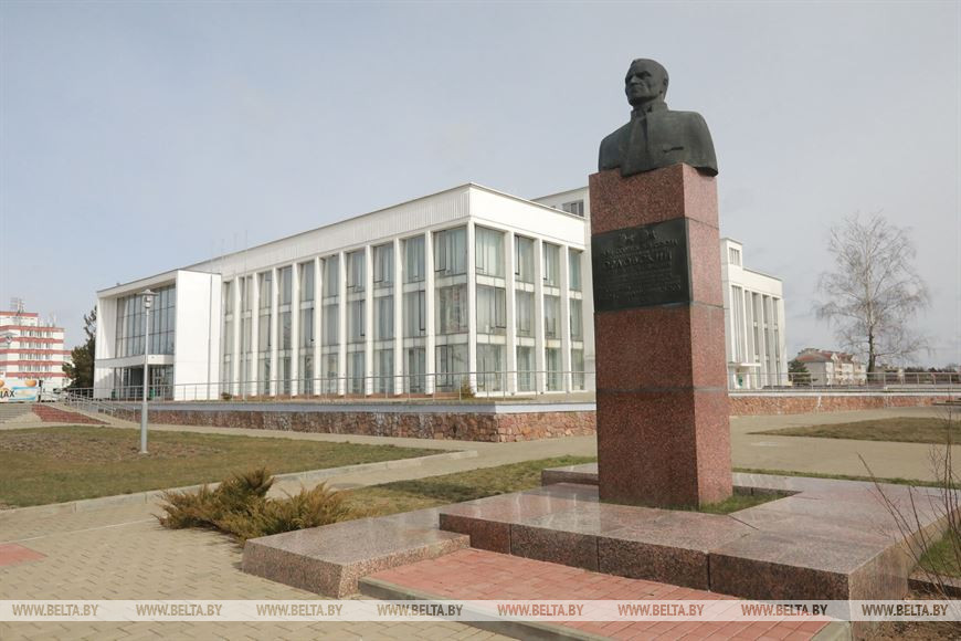 Памятник организатору колхоза "Рассвет" К.П. Орловскому. Источник иллюстрации: https://www.belta.by/regions/view/reportazh-legendarnyj-rassvet-gromkie-pobedy-serjeznye-vyzovy-i-sovremennaja-zhizn-396092-2020/