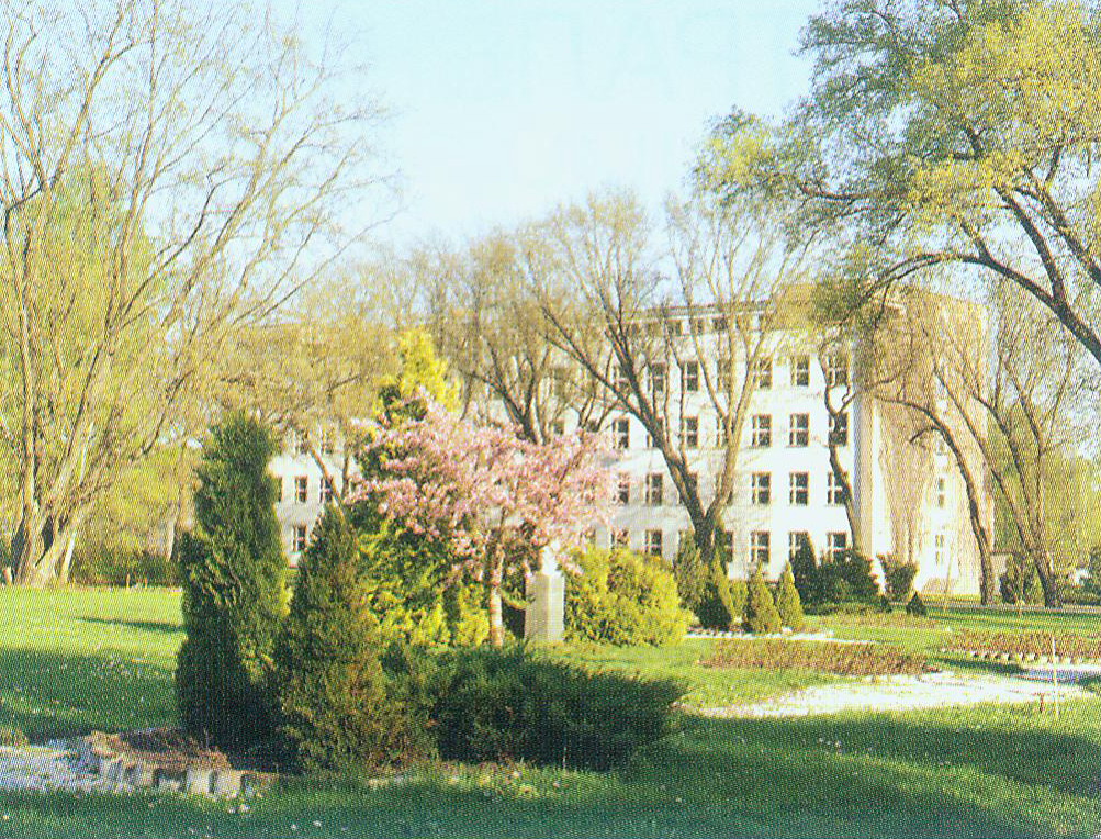 Источник иллюстрации: Центральный ботанический сад Национальной академии наук Беларуси = Central botanical garden of the National academy of sciences of Belarus / Национальная академия наук Беларуси, ГНПО "Научно-практический центр Национальной академии наук Беларуси по биоресурсам" ; [составители: И. К. Володько, Л. В. Гончарова] ; под общей редакцией В. В. Титка. – Минск, 2017. – С. 2.