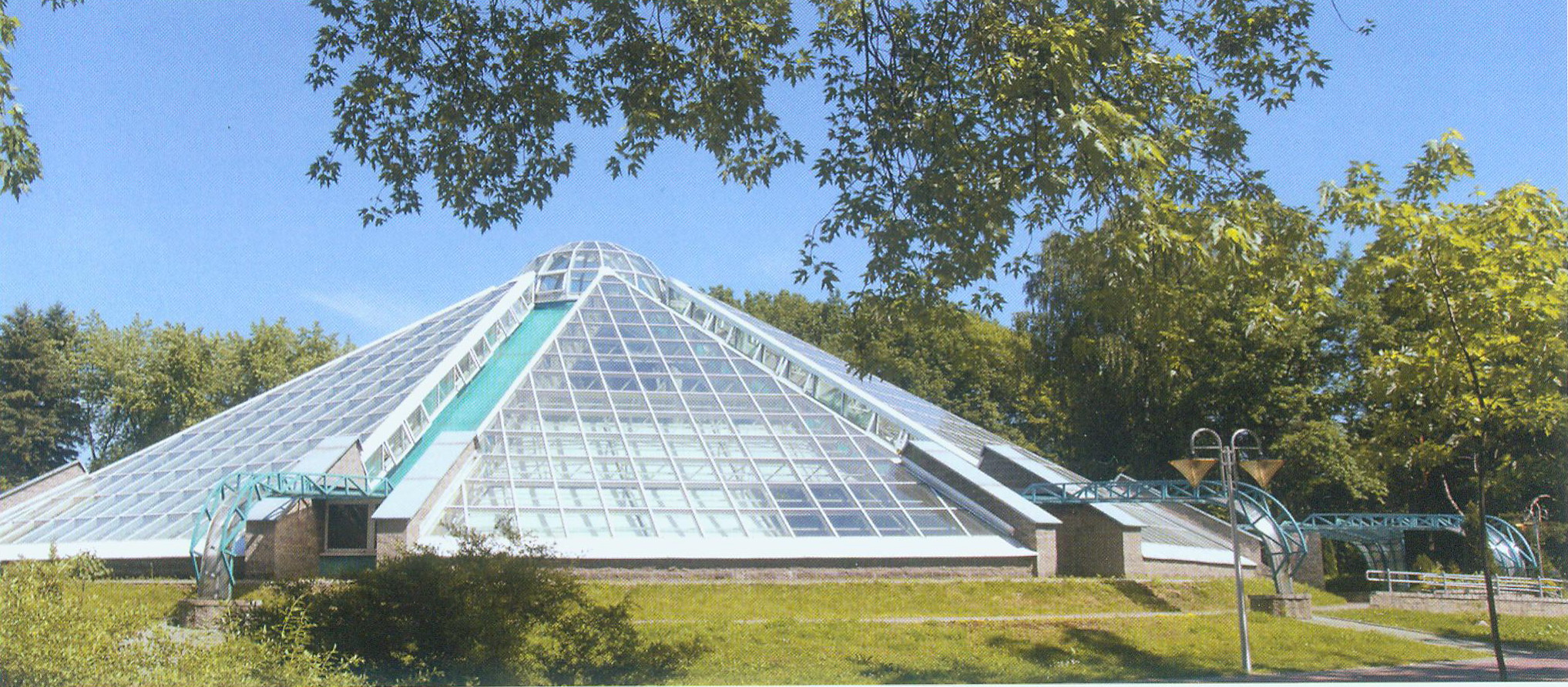 Экспозиционная оранжерея Центрального ботанического сада НАН Беларуси. Источник иллюстрации: Государственное научное учреждение "Центральный ботанический сад Национальной академии наук Беларуси". – [Б. м. : б. и.], печ. 2012. – С. 5.