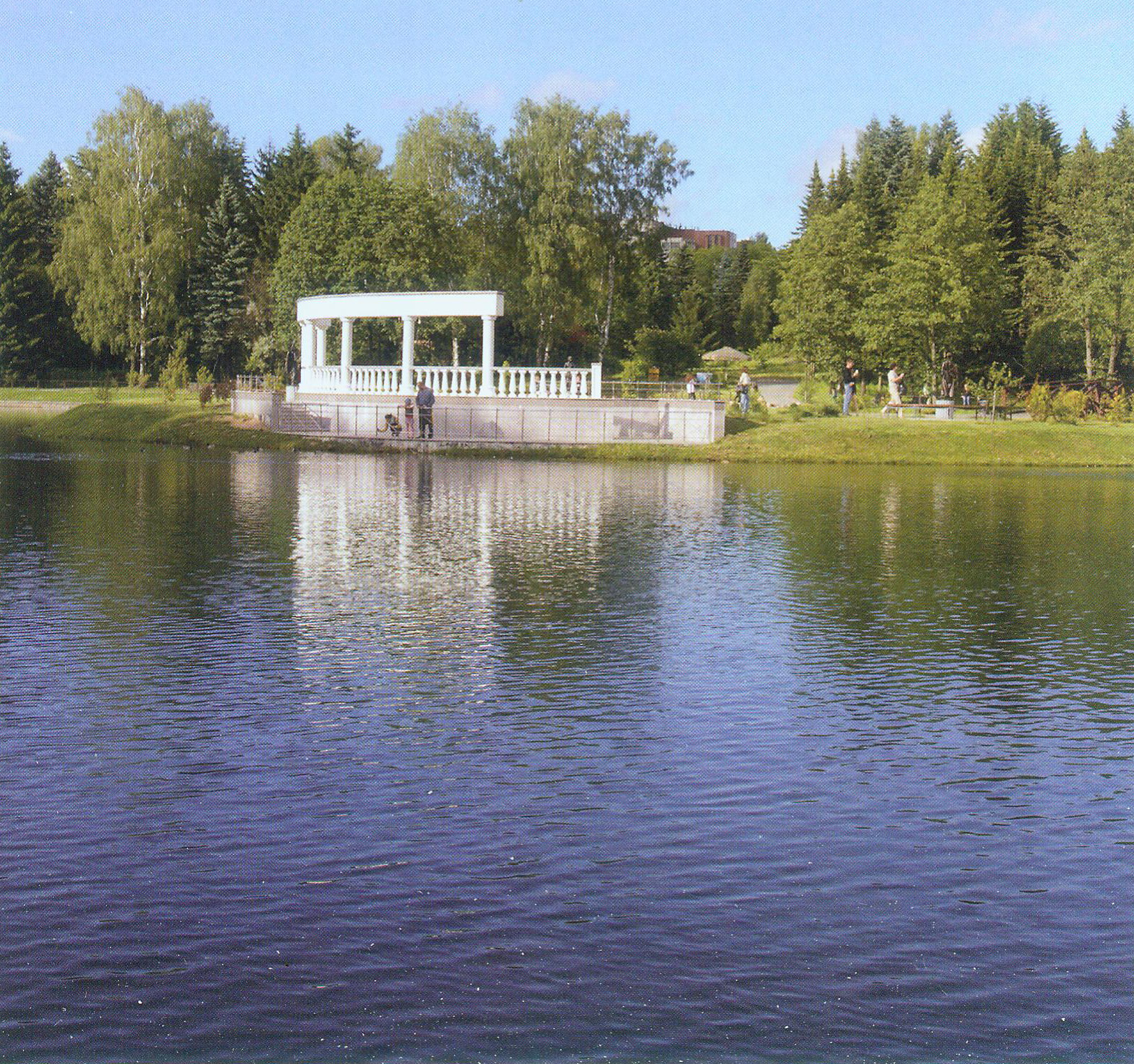 "Лебединое озеро" в Центральном ботаническом саду НАН Беларуси. Источник иллюстрации: Государственное научное учреждение "Центральный ботанический сад Национальной академии наук Беларуси". – [Б. м. : б. и.], печ. 2012. – С. 3.