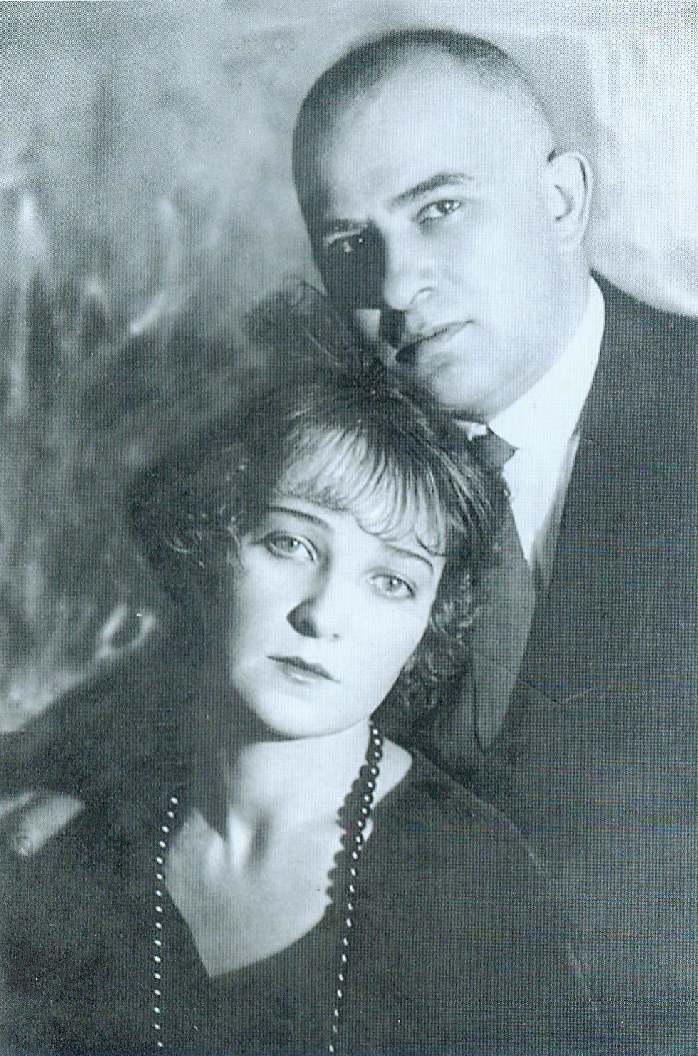 Іосіф Лангбард з жонкай Вольгай Гаўрылаўнай. Крыніца ілюстрацыі: Іосіф Лангбард : класік беларускай савецкай архітэктуры / Ігар Мельнікаў. – Мінск, 2016. – 2-я с. вокладкі.