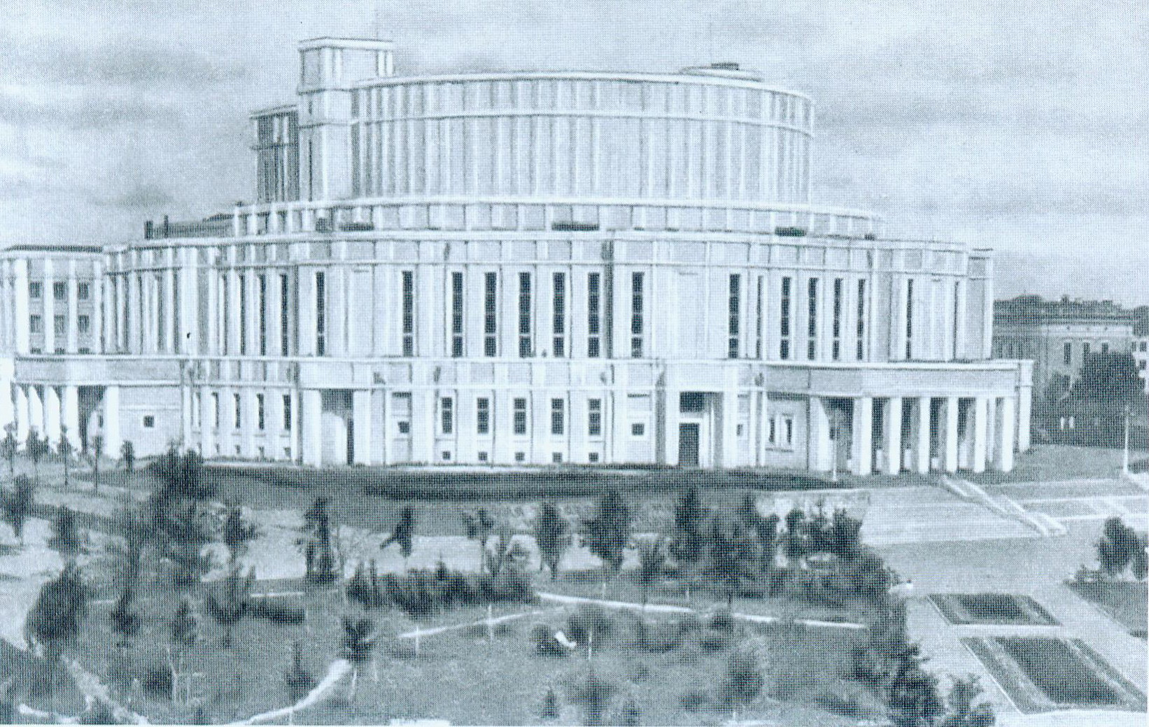 Государственный театр оперы и балета БССР. 1933–1937 гг. Источник иллюстрации: Архитектура во имя жизни : сборник биографических очерков и документов известных деятелей белорусской архитектуры / Белорусский государственный архив научно-технической документации ; [составитель Г. И. Шостак]. – Минск, 2007. – С. 1–6.