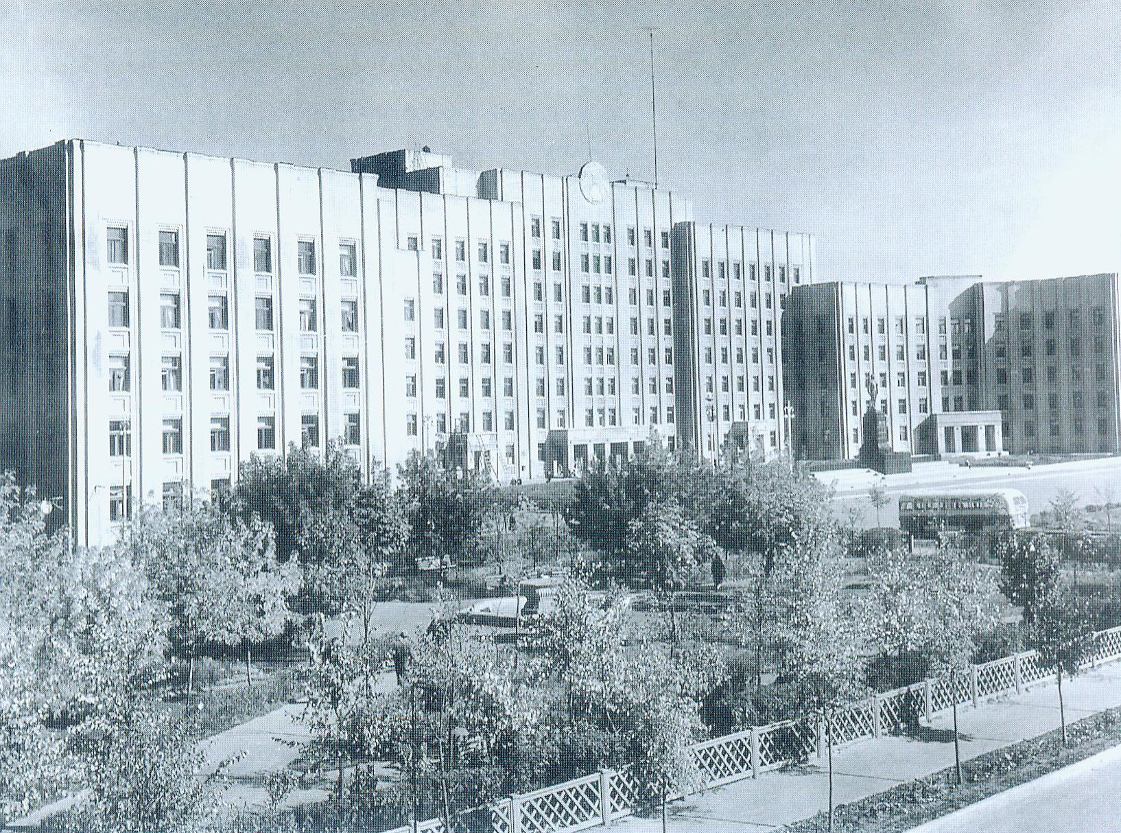 Дом Советов в г. Могилеве. 1937–1939 гг. Источник иллюстрации: Архитектура во имя жизни : сборник биографических очерков и документов известных деятелей белорусской архитектуры / Белорусский государственный архив научно-технической документации ; [составитель Г. И. Шостак]. – Минск, 2007. – С. 107.