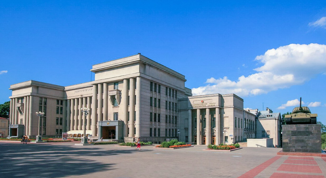 Будынак Цэнтральнага Дома афіцэраў Узброеных Сіл Рэспублікі Беларусь. Крыніца ілюстрацыі: https://planetabelarus.by/sights/tsentralnyy-dom-ofitserov-v-minske/