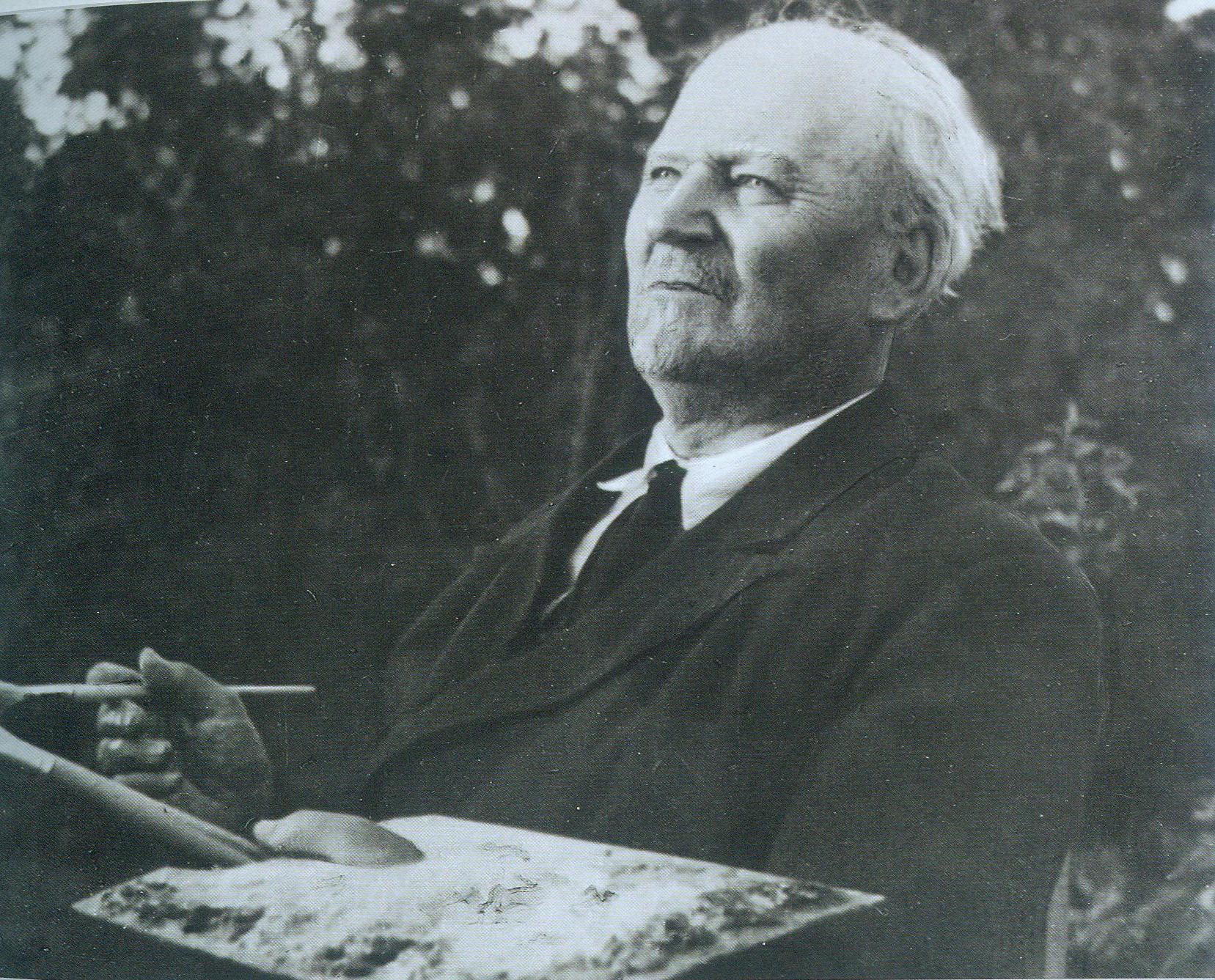 В.К. Бялыницкий-Бируля на этюдах в Беларуси (1947). Источник иллюстрации: В. К. Бялыницкий-Бируля. Вновь зацвела весна / [составитель О. В. Давидович ; автор текста В. И. Прокопцов]. – Минск, 2019. – С. 27.