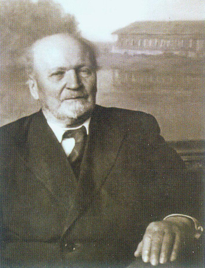 В.К. Бялыніцкі-Біруля на сваёй выставе (1947). Крыніца ілюстрацыі: Вітольд Бялыніцкі-Біруля = Витольд Бялыницкий-Бируля = Vitold Byalynitsky-Birulya : [альбом / аўтар тэксту і складальнік У. І. Пракапцоў]. – Мінск, 2020. – С. 23.