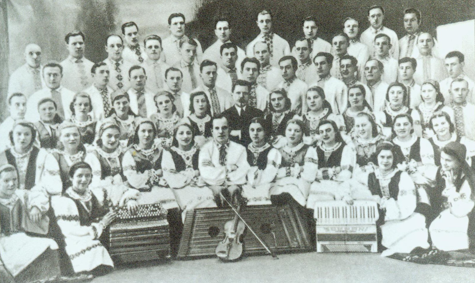 Беларускі ансамбль песні і танца (Беласток, 1939). Крыніца ілюстрацыі: Рыгор Шырма / аўтар-складальнік В. Дз. Ліцвінка. – Мінск, 1990. – С. 31.