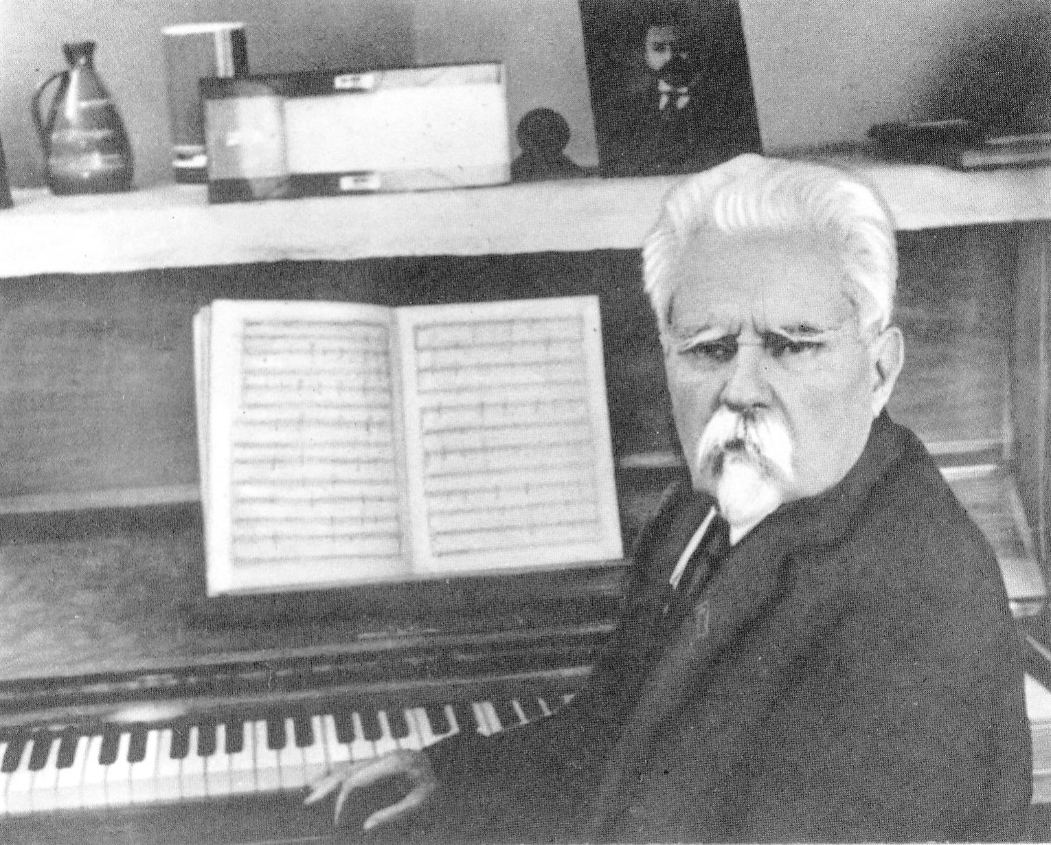 Р.Р. Шырма пасля завяршэння чарговага канцэрта. Крыніца ілюстрацыі: Рыгор Шырма / аўтар-складальнік В. Дз. Ліцвінка. – Мінск, 1990. – С. 60.