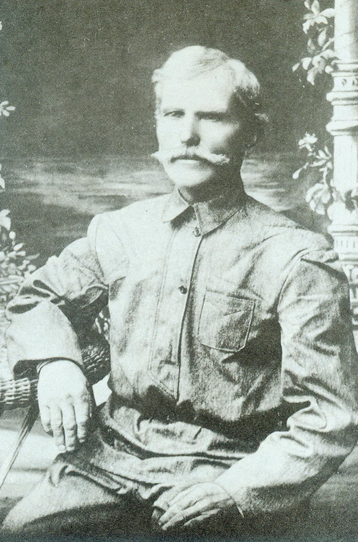 Раман Васільевіч Шырма – бацька Р.Р. Шырмы. Крыніца ілюстрацыі: Песня – душа народа : з літаратурнай спадчыны / [укладанне, каментарыі і бібліяграфія В. Ліцвінкі ; прадмова Н. Гілевіча]. – Мінск, 1993. – С. 1 уклейкі паміж с. 128–129.