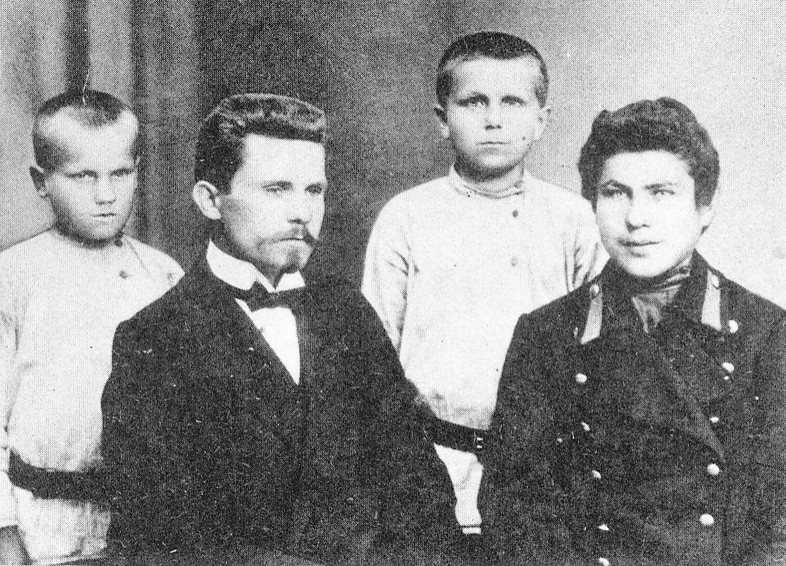 Браты Шырмы (злева направа): Павел, Рыгор, Іван і Мікалай. Крыніца ілюстрацыі: Песня – душа народа : з літаратурнай спадчыны / [укладанне, каментарыі і бібліяграфія В. Ліцвінкі ; прадмова Н. Гілевіча]. – Мінск, 1993. – С. 3 уклейкі паміж с. 128–129.