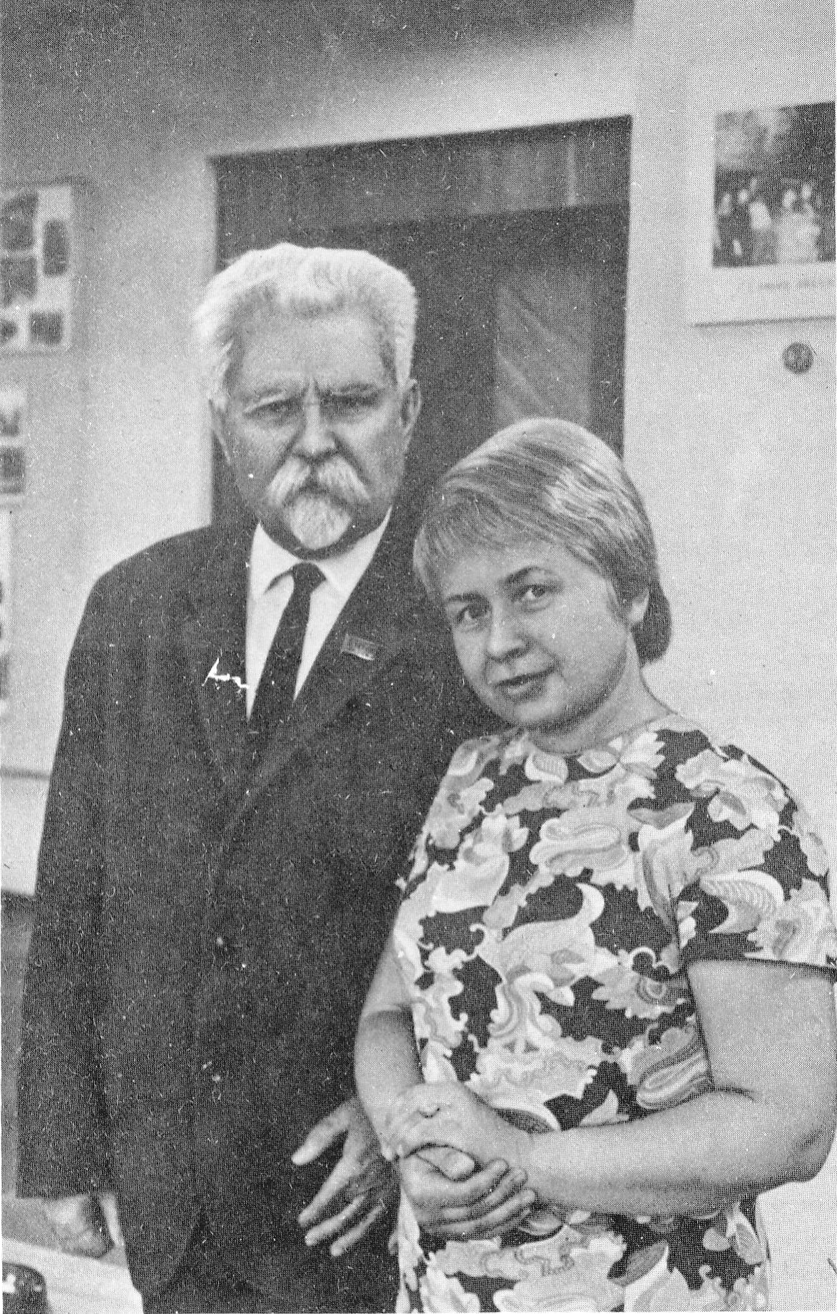 Аляксандра Пахмутава і Рыгор Шырма. Крыніца ілюстрацыі: Песня – душа народа : з літаратурнай спадчыны / [укладанне, каментарыі і бібліяграфія В. Ліцвінкі ; прадмова Н. Гілевіча]. – Мінск, 1993. – С. 6 уклейкі паміж с. 192–193.