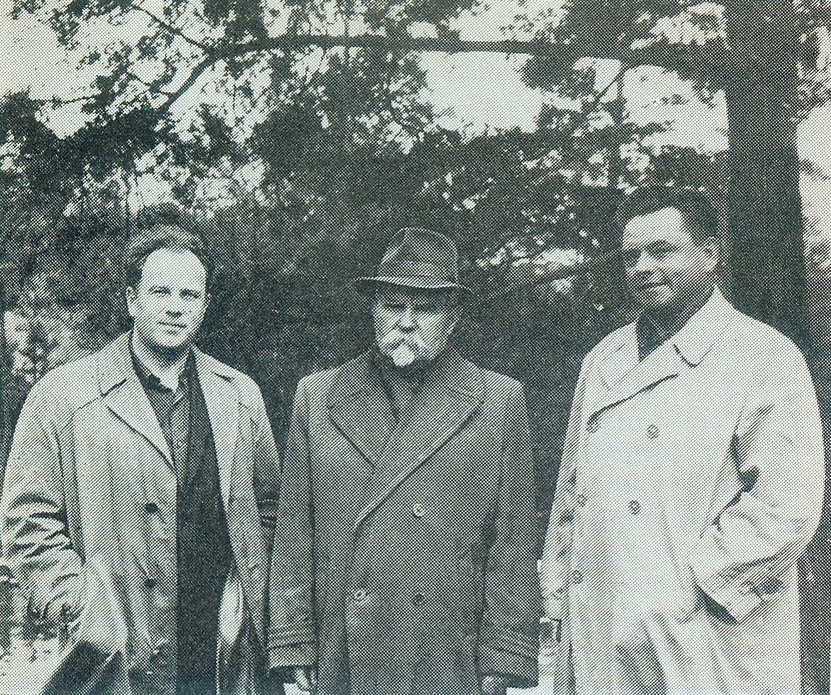 Рыгор Шырма з салістамі Дзяржаўнай акадэмічнай харавой капэлы БССР Міхасём Шуманскім і Васілём Юневічам.  Крыніца ілюстрацыі: Песня на ўсё жыццё : успаміны пра Р. Р. Шырму / [складальнік В. А. Сізко]. – Мінск, 1983. – С. 4 уклейкі.