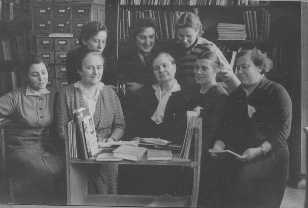 Сотрудники справочно-библиографического отдела Фундаментальной библиотеки Саратовского университета в 1959 г. Ю. Бибило – вторая слева. Источник иллюстрации: Архивные материалы Зональной научной библиотеки Саратовского государственного университета.