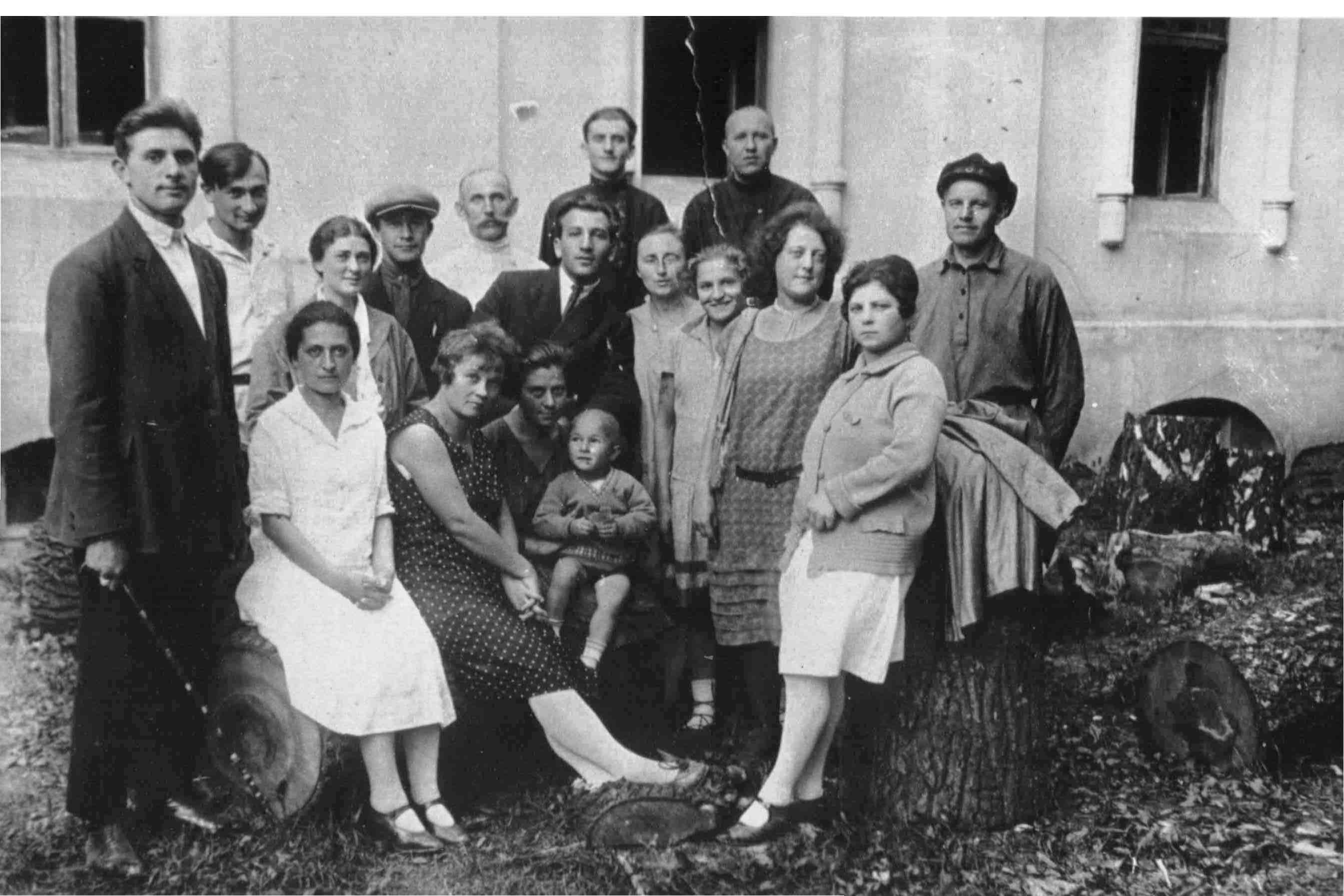 Супрацоўнікі Дзяржаўнай бібліятэкі БССР у 1922–1923 гг. Ю. Бібіла – у цэнтры. Крыніца ілюстрацыі: Архіўныя матэрыялы Нацыянальнай бібліятэкі Беларусі.