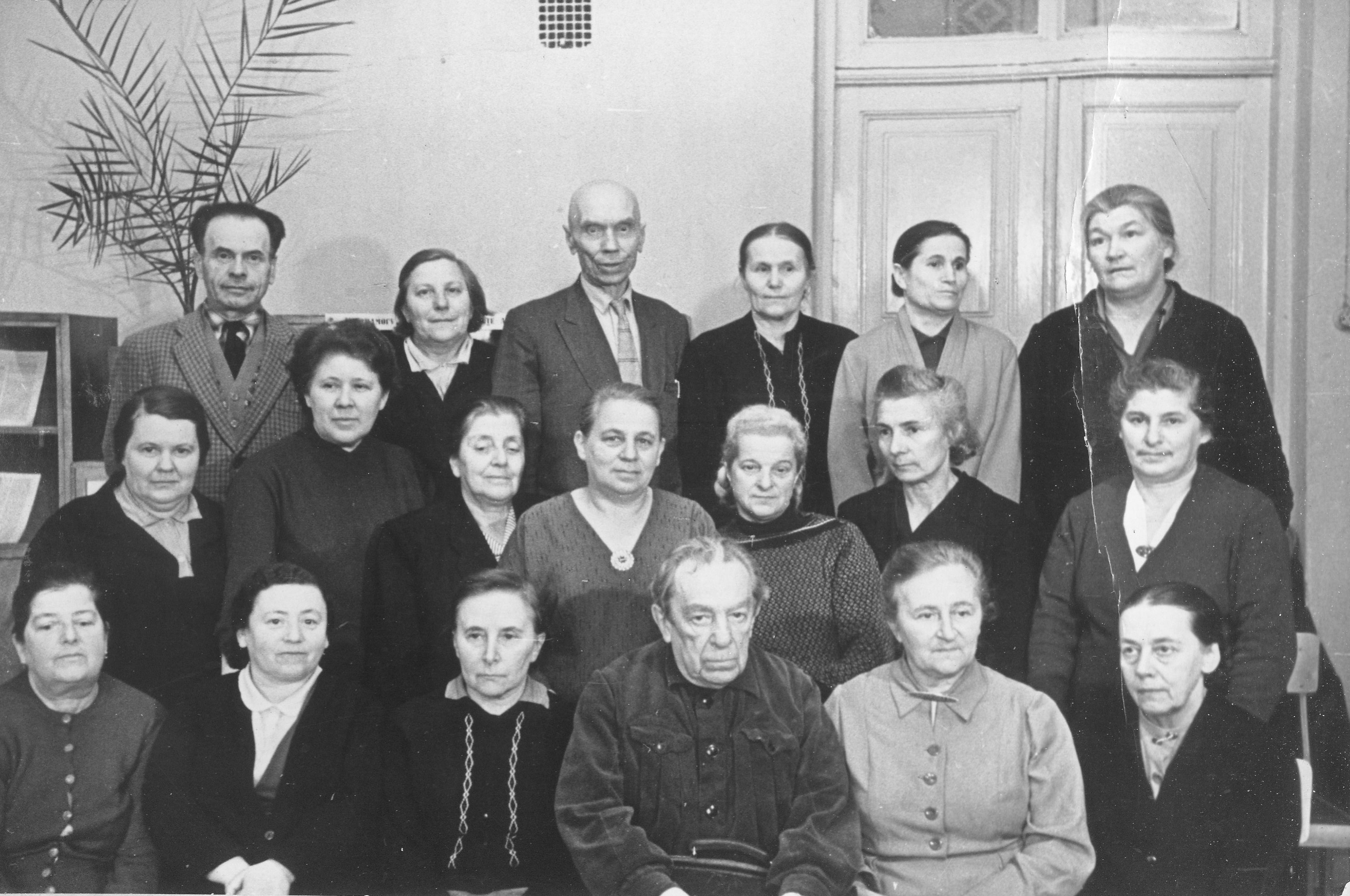 Супрацоўнікі Дзяржаўнай бібіліятэкі БССР (1962). У першым радзе справа налева: Н.Б. Ватацы, Ю.І. Бібіла, І.Б. Сіманоўскі. У цэнтры верхняга рада – А.А. Сакольчык. Крыніца ілюстрацыі: Архіўныя матэрыялы Нацыянальнай бібліятэкі Беларусі.