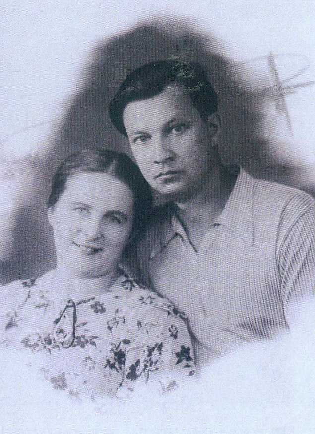 К.И. Степанцевич с супругом Г.С. Глущенко (1949). Источник иллюстрации: Георгий Семенович Глущенко : Статьи. Воспоминания. Документы : к 90-летию со дня рождения / Учреждение образования "Белорусская государственная академия музыки" ; [редактор-составитель К. И. Степанцевич]. – Минск, 2012. – С. 353.