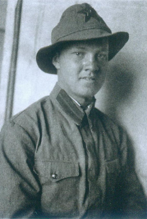 Г. Глущенко – красноармеец (г. Ленинакан, май 1941). Источник иллюстрации: Георгий Семенович Глущенко : Статьи. Воспоминания. Документы : к 90-летию со дня рождения / Учреждение образования "Белорусская государственная академия музыки" ; [редактор-составитель К. И. Степанцевич]. – Минск, 2012. – С. 29.