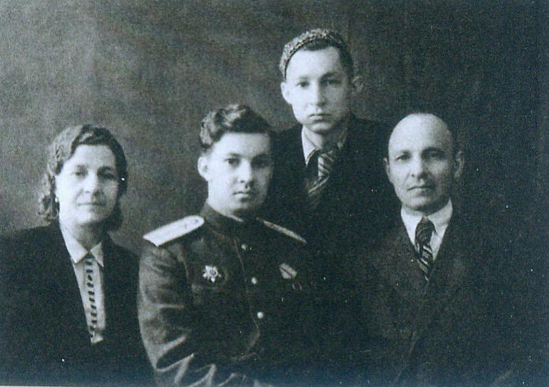 Георгий Глущенко с матерью, отцом и младшим братом (1944). Источник иллюстрации: Георгий Семенович Глущенко : Статьи. Воспоминания. Документы : к 90-летию со дня рождения / Учреждение образования "Белорусская государственная академия музыки" ; [редактор-составитель К. И. Степанцевич]. – Минск, 2012. – С. 30.