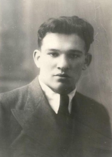 Н.Е. Савченко – студент 3-го курса Минского медицинского института (1941). Источник иллюстрации: Академик Национальной академии наук Беларуси, доктор медицинских наук, профессор Николай Евсеевич Савченко : к 95-летию со дня рождения : биобиблиографический указатель / Министерство здравоохранения Республики Беларусь, Белорусский государственный медицинский университет, Библиотека ; составитель А. Г. Григорьева. – Минск : БГМУ, 2017. – 1 электронный оптический диск.