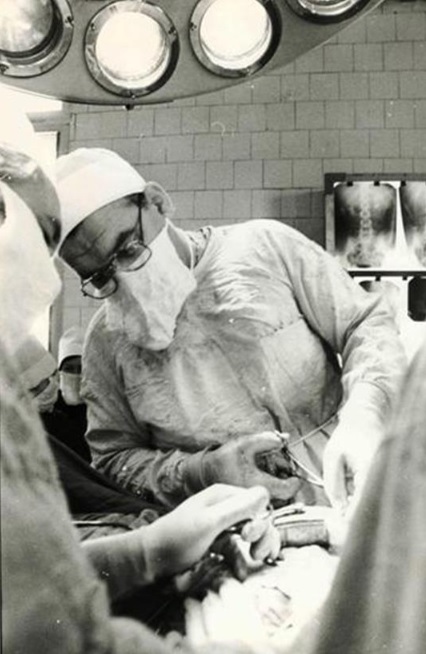 Н.Е. Савченко в операционной. Источник иллюстрации: Академик Национальной академии наук Беларуси, доктор медицинских наук, профессор Николай Евсеевич Савченко : к 95-летию со дня рождения : биобиблиографический указатель / Министерство здравоохранения Республики Беларусь, Белорусский государственный медицинский университет, Библиотека ; составитель А. Г. Григорьева. – Минск : БГМУ, 2017. – 1 электронный оптический диск.