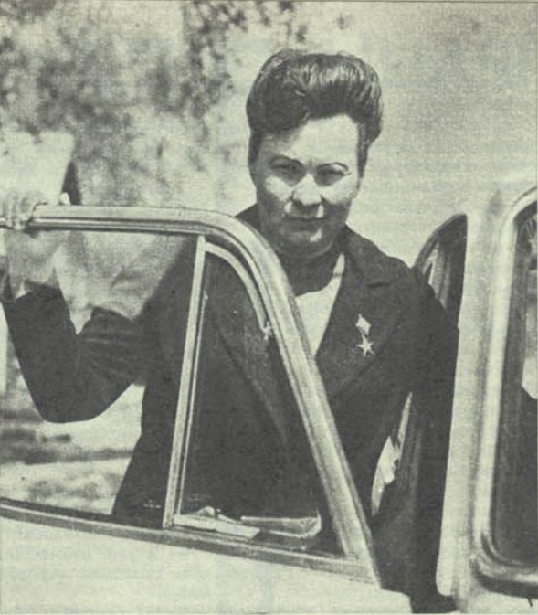 Л.Е. Сіроткіна. Крыніца ілюстрацыі: Работніца і сялянка. – 1974. – № 7. – С. 1.