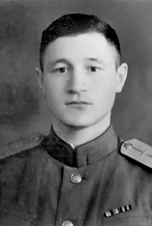 Евгений Стельмах (1940-е гг.). Фото из личного архива Т. Стельмах. Источник иллюстрации: Советская Белоруссия. – 2013. – 1 августа (№ 141). – С. 6.