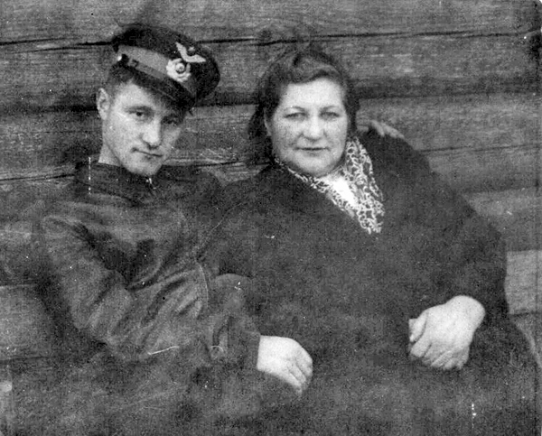 Евгений Стельмах с мамой Марией Ивановной у родного дома в Осиповичах (1950). Фото из личного архива Т. Стельмах. Источник иллюстрации: Советская Белоруссия. – 2013. – 1 августа (№ 141). – С. 7.