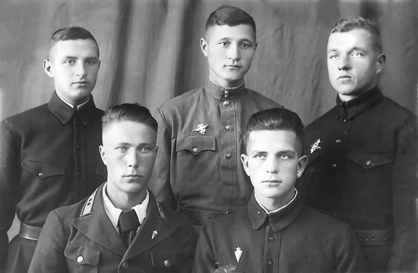 Учебная группа курсантов Черниговской военной авиашколы пилотов со своим инструктором. Евгений Стельмах – средний во втором ряду (Туркмения, 1942). Фото из личного архива Т. Стельмах. Источник иллюстрации: Советская Белоруссия. – 2013. – 1 августа (№ 141). – С. 7.