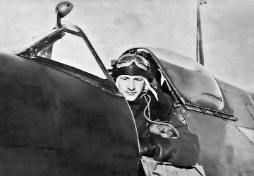 Командир звена 729-го истребительного авиаполка лейтенант Е. Стельмах в кабине истребителя “Спитфайр ІХ Е” (1947). Фото предоставлено Н. Качуком. Источник иллюстрации: Советская Белоруссия. – 2013. – 2 августа (№ 142). – С. 12.