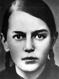 Зина Портнова. Источник иллюстрации: Люди легенд : [очерки о партизанах и подпольщиках – Героях Советского Союза]. – Москва, 1965. – Вып. 3 / [составители: В. Павлов, И. Селищев]. – 1968. – Вклейка между с. 384–385.