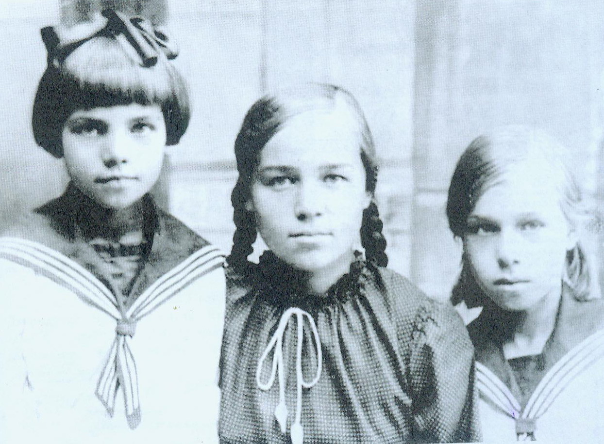 Надя Ермак с сёстрами Зиной и Катей (1936). Источник иллюстрации: Незабыўныя сцяжынкі і дарогі : зборнік / Н. П. Ермак. – Віцебск, 2004. – С. 1 вклейки.