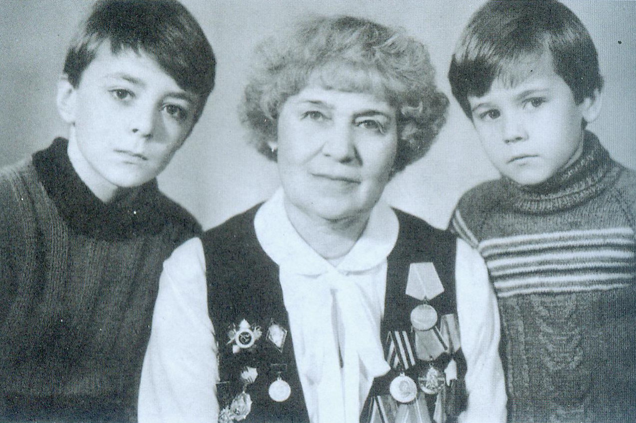 Н.П. Ермак с внуками Василием и Антоном. Источник иллюстрации: Незабыўныя сцяжынкі і дарогі : зборнік / Н. П. Ермак. – Віцебск, 2004. – С. 8 вклейки.