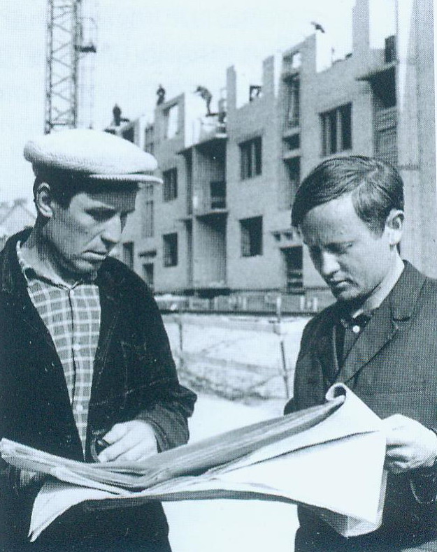 Бригадир В.Д. Махнович и мастер Г.К. Фицук на строительстве жилого дома. Источник иллюстрации: Созидатели : к 50-летию ОАО "Строительный трест № 8" / И. М. Кусик. – Брест, 2007. – С. 45.
