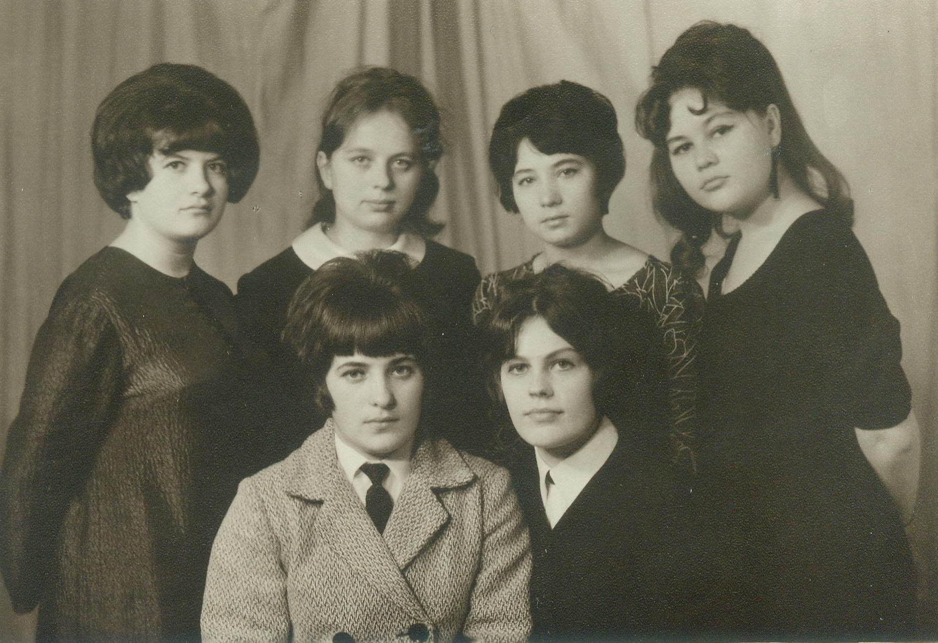 К.Д. Варанько (стаіць першая злева) з аднакурсніцамі (1968). Крыніца ілюстрацыі: Асабісты архіў.