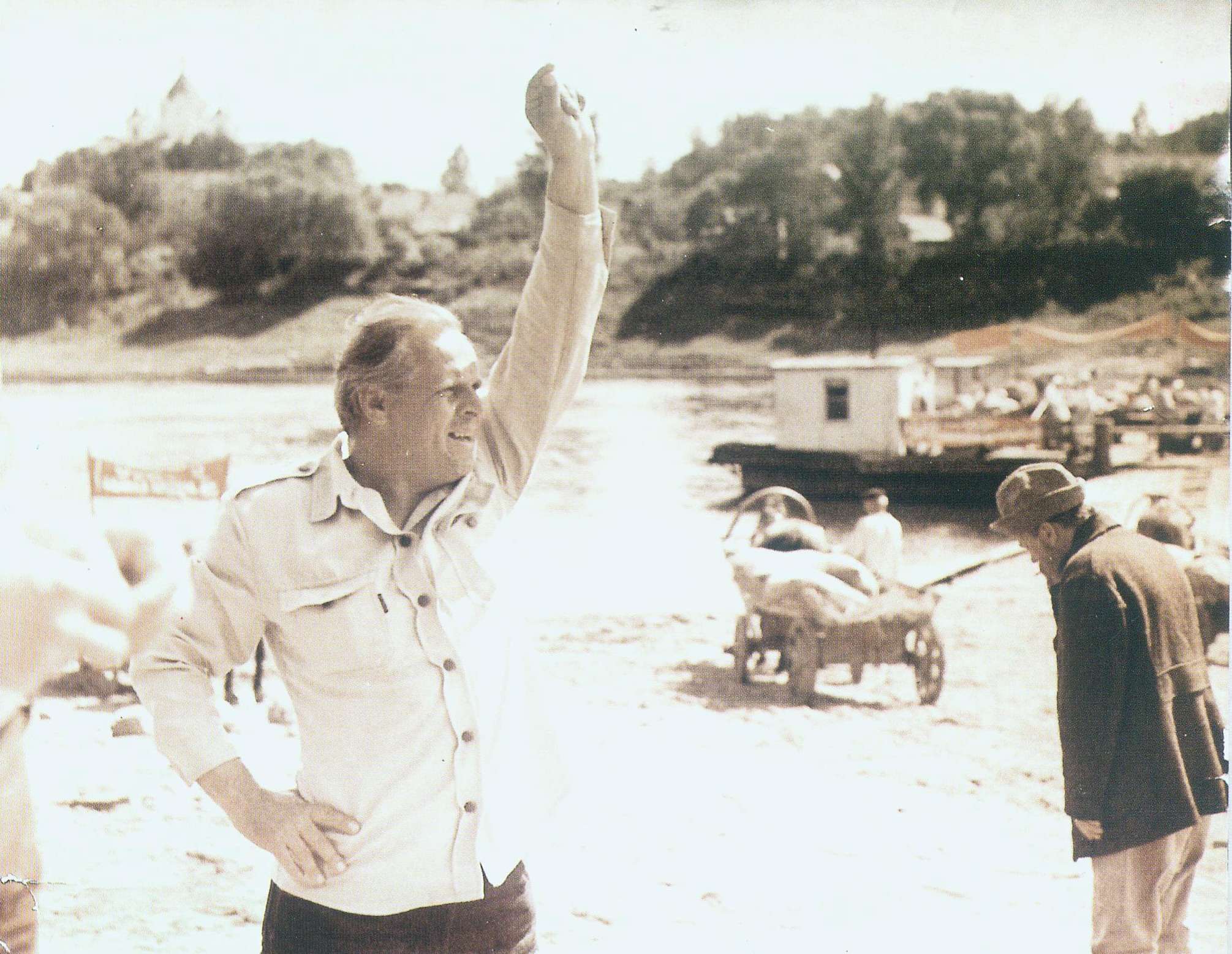 Віктар Тураў у час здымкаў мастацкага фільма "Людзі на балоце" (к/с "Беларусьфільм", 1981–1982). Крыніца ілюстрацыі: Скарбніца нацыянальнай літаратуры і мастацтва : [камплект рэпрадукцый] / Установа "Беларускі дзяржаўны архіў-музей літаратуры і мастацтва" ; укладальнікі: Г. В. Запартыка, Т. В. Кекелева, У. Г. Кулажанка ; [аўтар тэксту]: Таццяна Шырокава. – Мінск : [б. в.], 2010. 