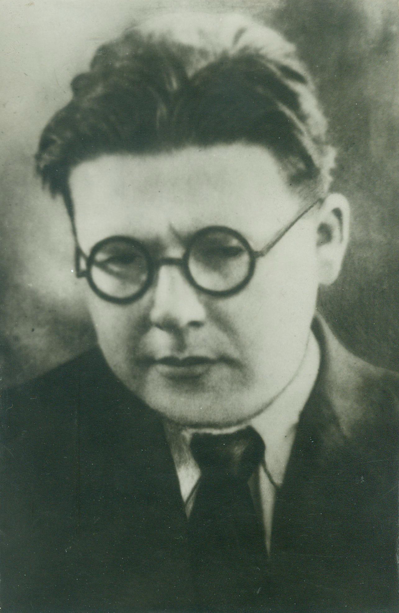 А.В. Багатыроў. Крыніца ілюстрацыі: [Дзеячы культуры Беларусi] : [камплект фат.]. – Б.м. : Б.в., Б.г. – 1 папка (9 асоб.фат.).