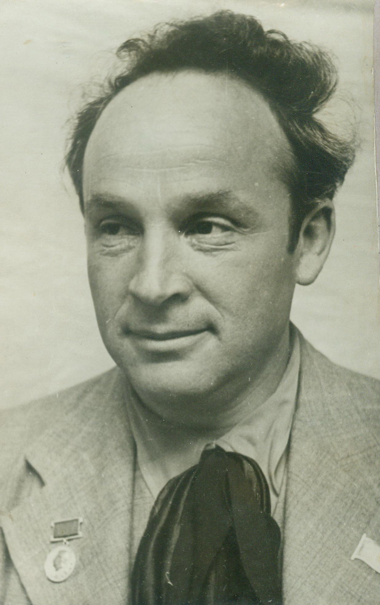 З.І. Азгур. Крыніца ілюстрацыі: [Дзеячы культуры Беларусi] : [камплект фат.]. – Б.м. : Б.в., Б.г. – 1 папка (9 асоб.фат.).