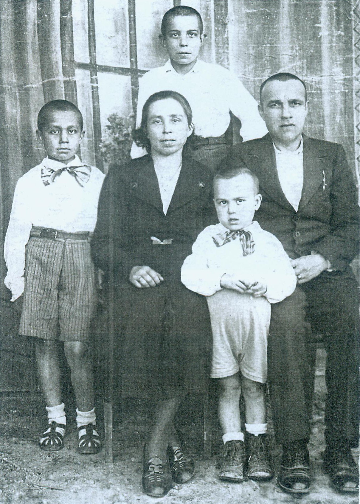 Сям'я Якубоўскіх: маці Раіса Хасенеўна, бацька Адам Мастафавіч, сыны: Адам (паміж бацькамі), злева Якуб, за бацькамі Хасень (1941). Крыніца ілюстрацыі: Мы з Іманам жывём на зямлі Беларусі : беларускі татарын Якуб Якубоўскі / [укладальнікі: І. П. Драўніцкі, Т. В. Якубоўская]. – Мінск, 2015. – С. 7 уклейкі паміж с. 84–85.