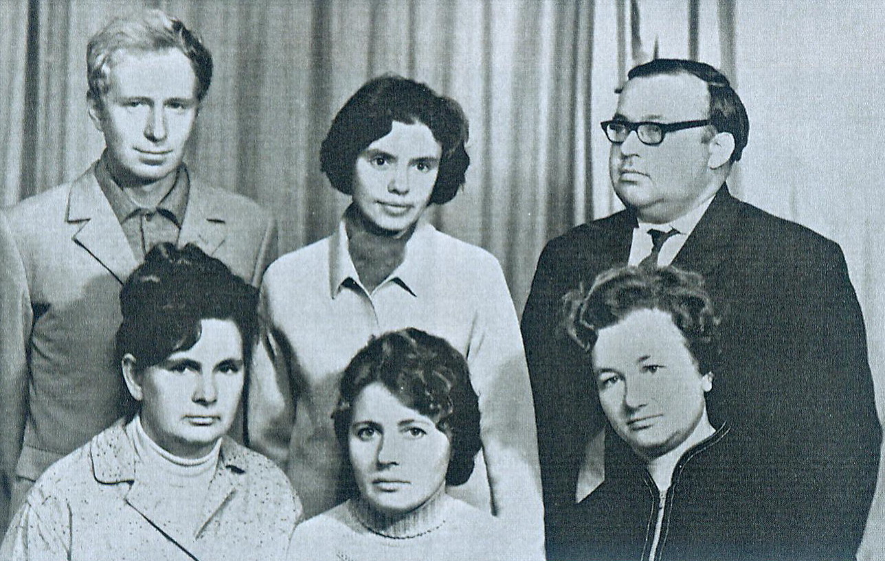 Галіновая рэдакцыя геаграфіі і геалогіі. Верхні рад, злева направа: Ігар Афнагель, Ала Шаўрова, Якуб Якубоўскі; ніжні рад, злева направа: Вера варанцова, Валянціна Вераценнікава, Іна Несцяровіч (1975). Крыніца ілюстрацыі: Мы з Іманам жывём на зямлі Беларусі : беларускі татарын Якуб Якубоўскі / [укладальнікі: І. П. Драўніцкі, Т. В. Якубоўская]. – Мінск, 2015. – С. 10 уклейкі паміж с. 84–85. 