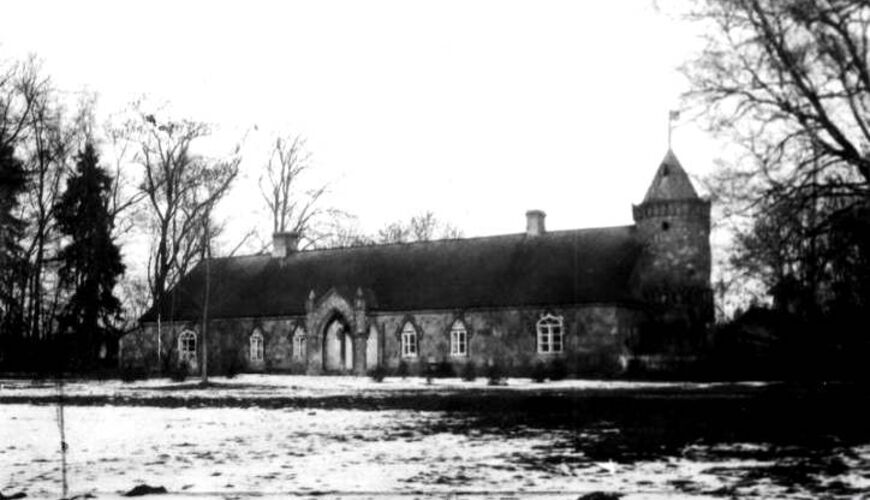 Флігель у пачатку ХХ ст. Крыніца ілюстрацыі: https://belkraj.by/blog/dvorcovo-parkovyy-ansambl-svyatopolk-chetvertinskih-v-poselke-zheludok