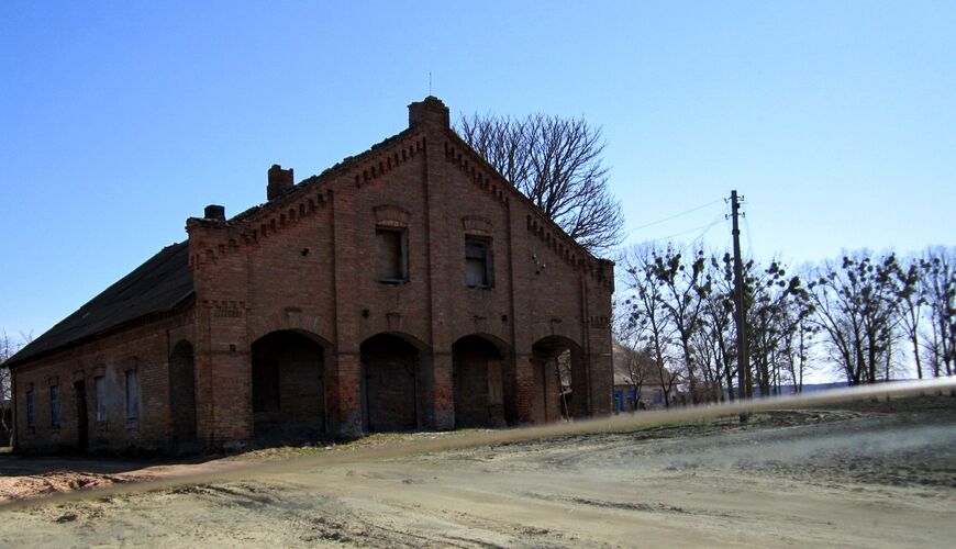 Кузня (сучасны выгляд). Крыніца ілюстрацыі: https://belkraj.by/blog/dvorcovo-parkovyy-ansambl-svyatopolk-chetvertinskih-v-poselke-zheludok