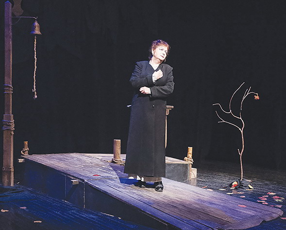 Галіна Дзягілева ў музычнай монадраме "Пачакай, сонца!". Крыніца ілюстрацыі: Культура. – 2017. – 13 мая (№ 19). – С. 13.