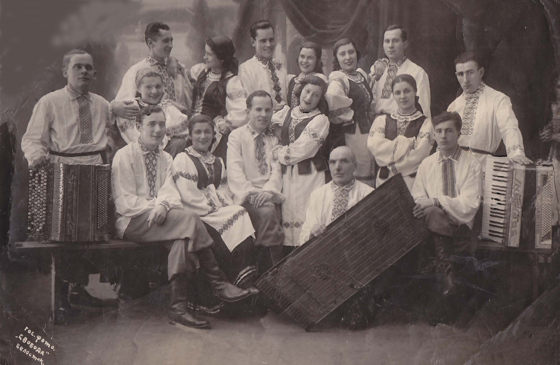 Танцавальная група Беларускага дзяржаўнага ансамбля песні і танца (сядзіць у цэнтры Я. Хвораст, 1940). Крыніца ілюстрацыі: https://csl.bas-net.by/news/one-news.asp?id=89828#gallery-6