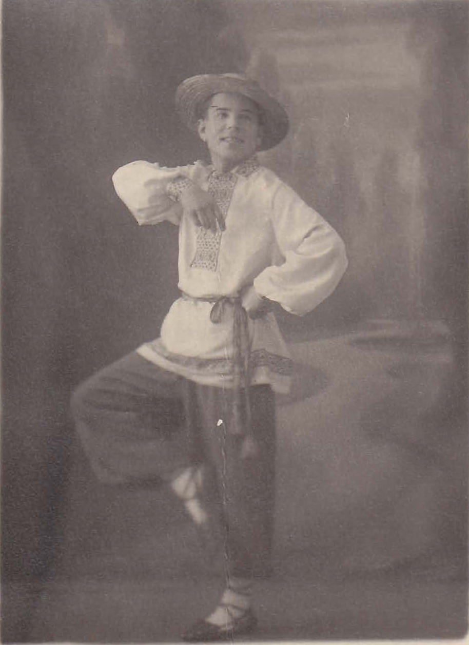 Янка Хвораст ў танцы "Бульба" (1940). Крыніца ілюстрацыі: https://csl.bas-net.by/news/one-news.asp?id=89828#gallery-7